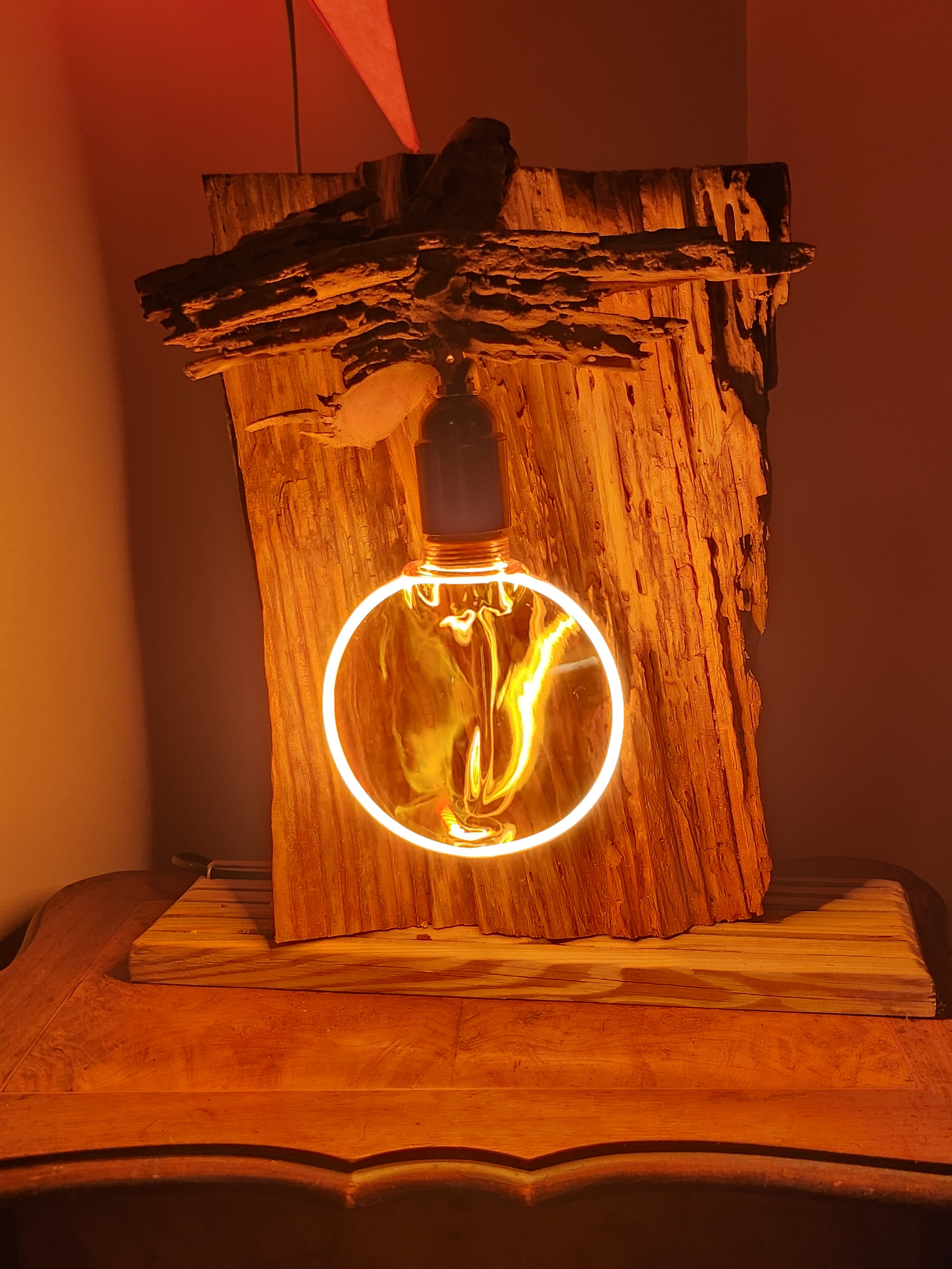 Lampe en bois massif – Luminaire design naturel fait main – Lampe à poser artisanale unique