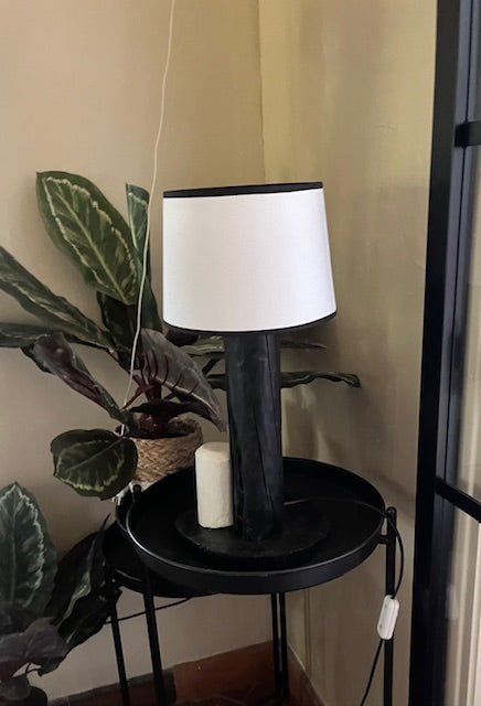 Lampe de chevet bois noir et blanc – Luminaire design contemporain – Lampe artisanale moderne pour chambre