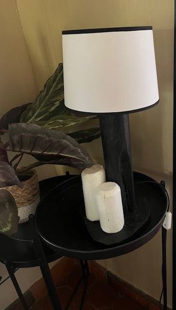 Lampe de chevet bois noir et blanc – Luminaire design contemporain – Lampe artisanale moderne pour chambre