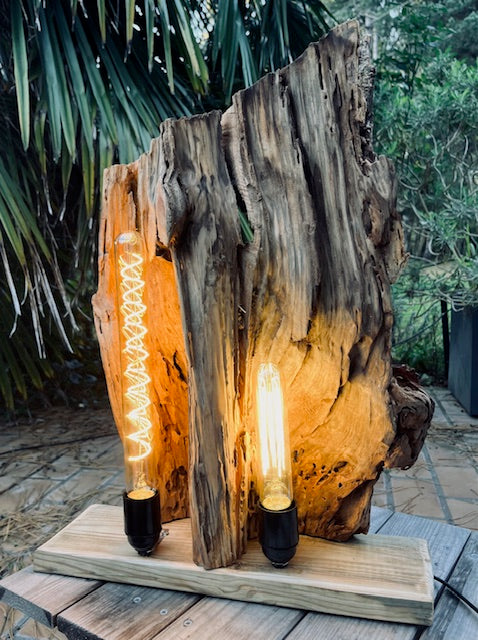 Lampe en bois massif – Luminaire design naturel fait main – Lampe à poser artisanale unique