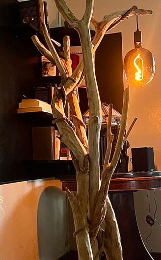 Lampadaire en bois – Lampe sur pied artisanale – Luminaire naturel design