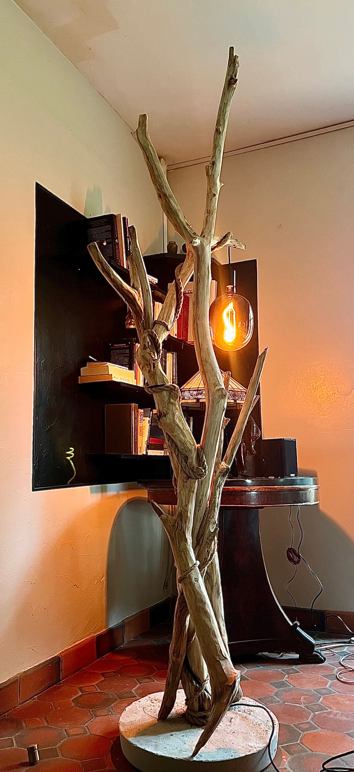 Lampadaire en bois – Lampe sur pied artisanale – Luminaire naturel design