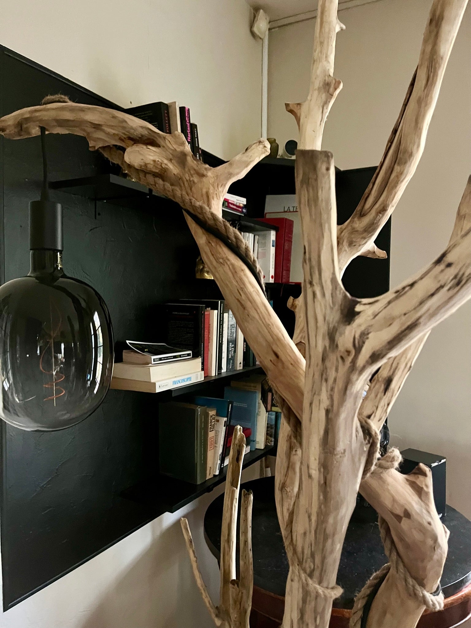 Lampadaire en bois – Lampe sur pied artisanale – Luminaire naturel design