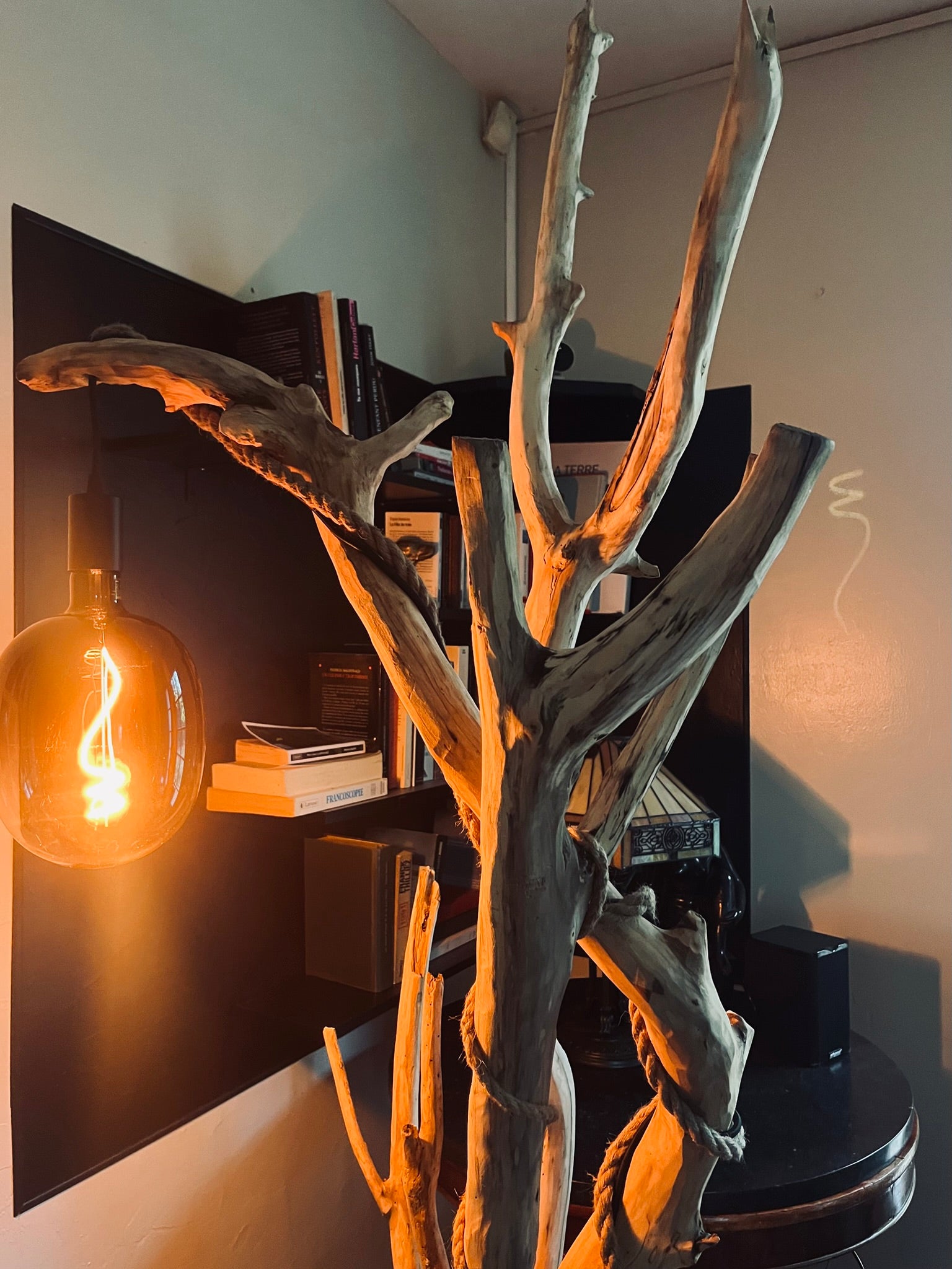 Lampadaire en bois – Lampe sur pied artisanale – Luminaire naturel design