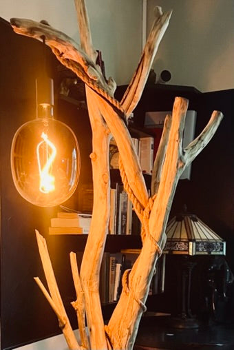 Lampadaire en bois – Lampe sur pied artisanale – Luminaire naturel design