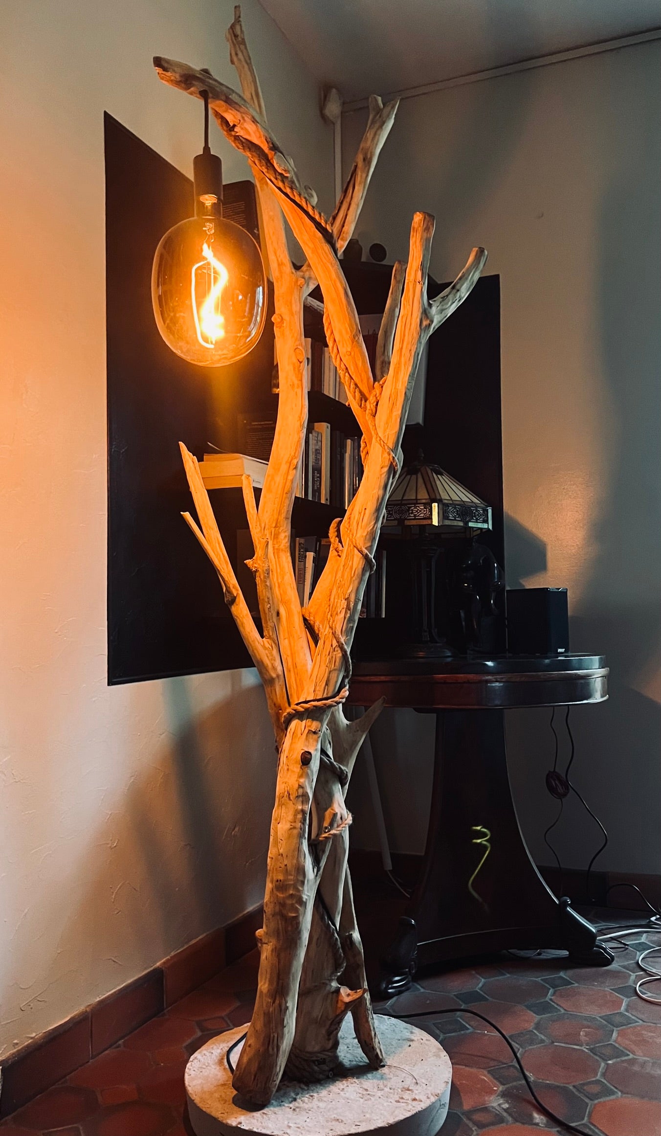 Lampadaire en bois – Lampe sur pied artisanale – Luminaire naturel design