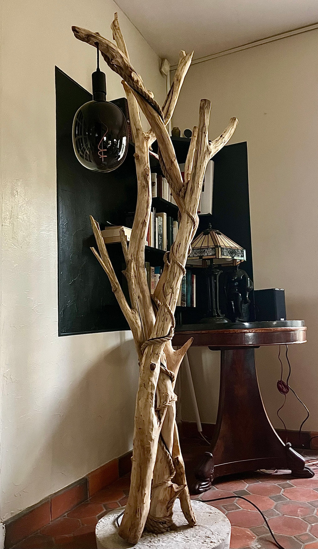 Lampadaire en bois – Lampe sur pied artisanale – Luminaire naturel design