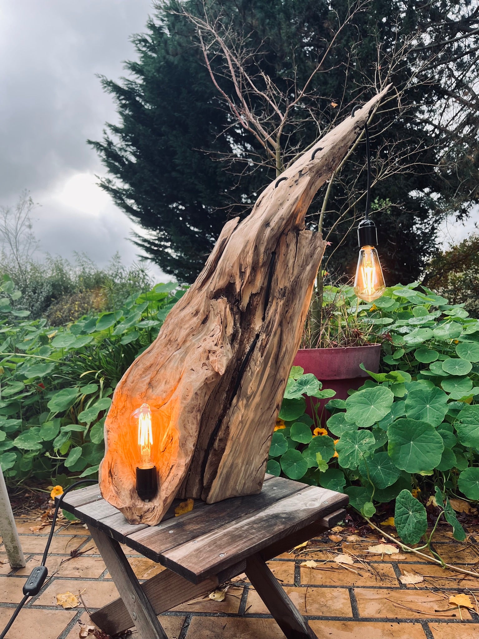 Lampe en bois – Sculpture lumineuse artisanale – Lampe à poser design unique fait main