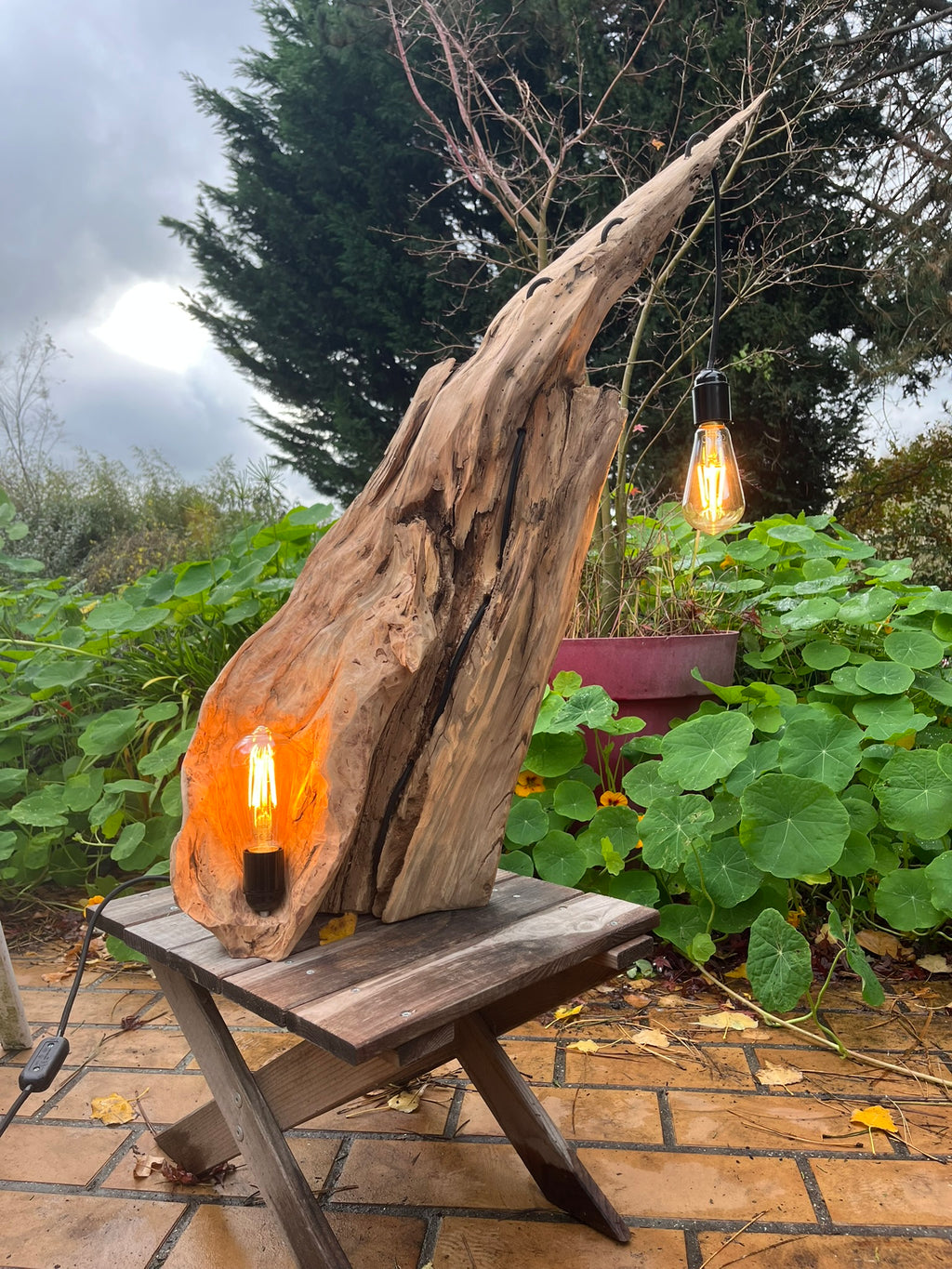 Lampe en bois – Sculpture lumineuse artisanale – Lampe à poser design unique fait main