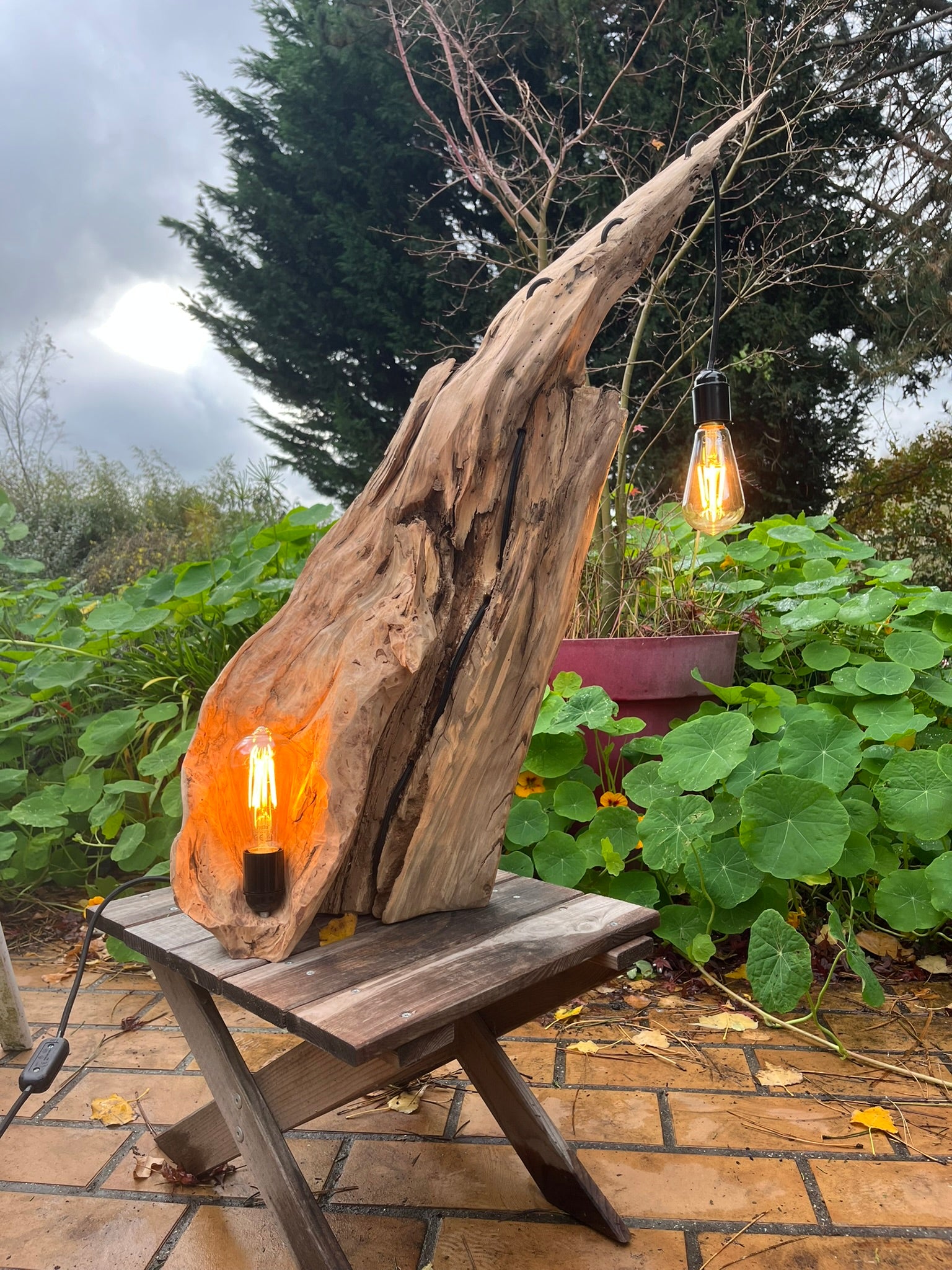 Lampe en bois – Sculpture lumineuse artisanale – Lampe à poser design unique fait main