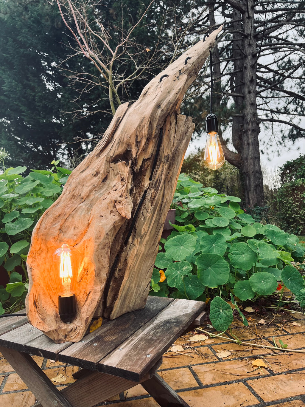 Lampe en bois – Sculpture lumineuse artisanale – Lampe à poser design unique fait main
