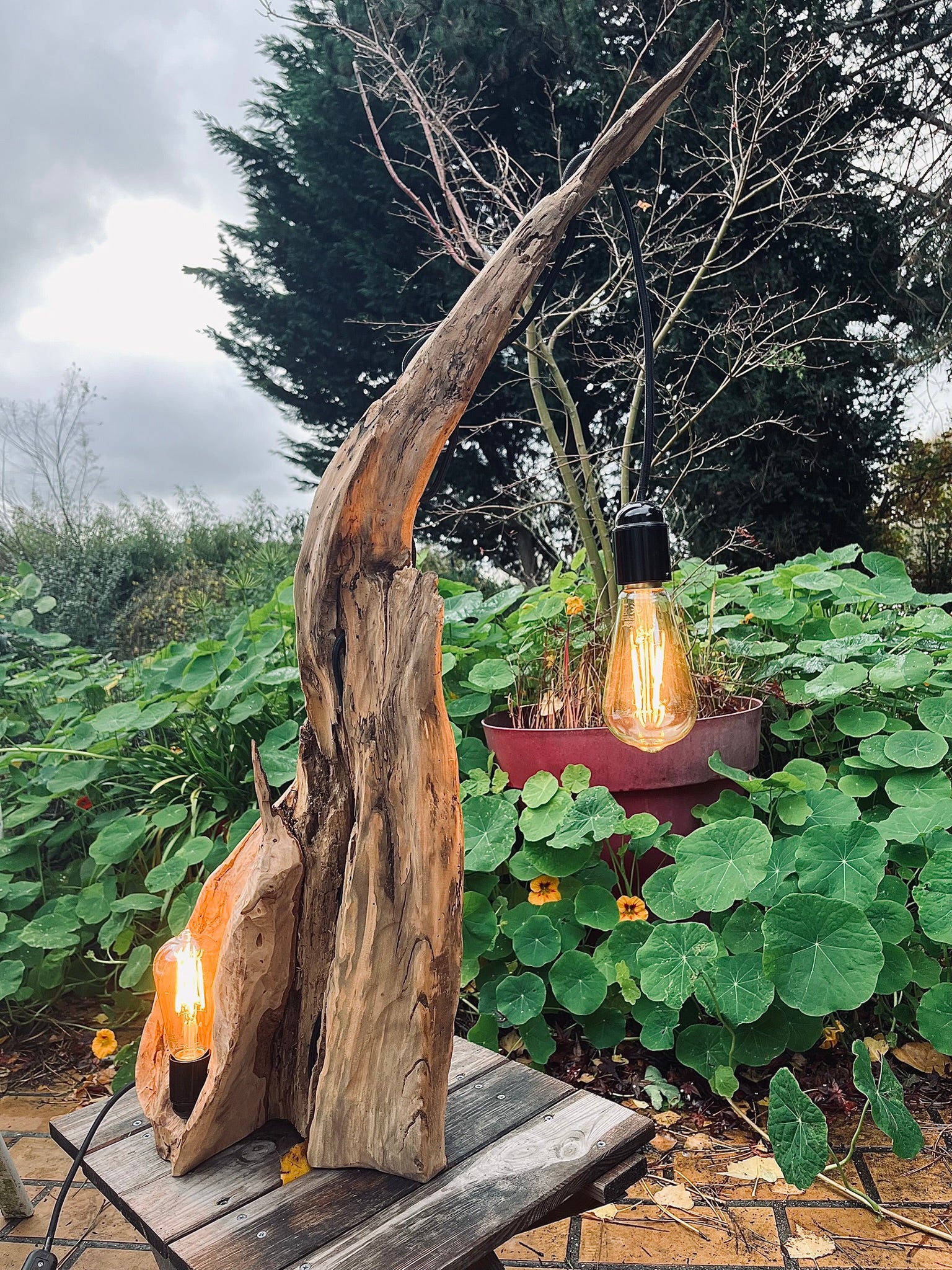 Lampe en bois – Sculpture lumineuse artisanale – Lampe à poser design unique fait main