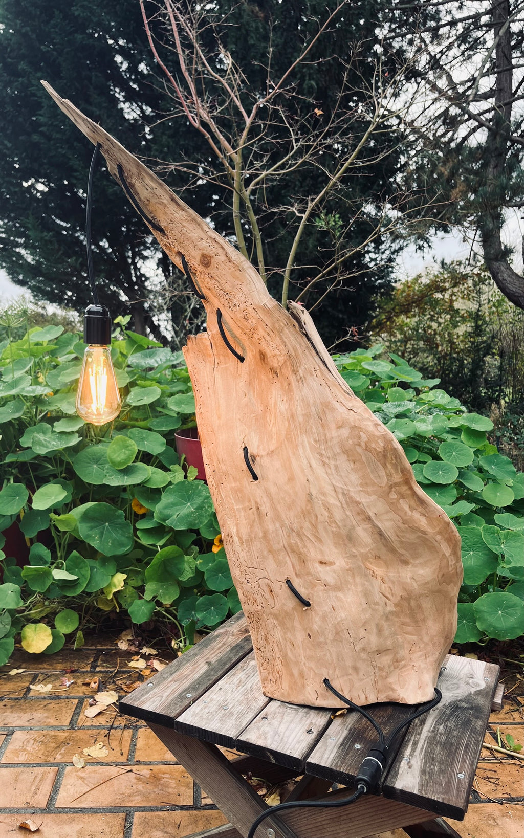 Lampe en bois – Sculpture lumineuse artisanale – Lampe à poser design unique fait main