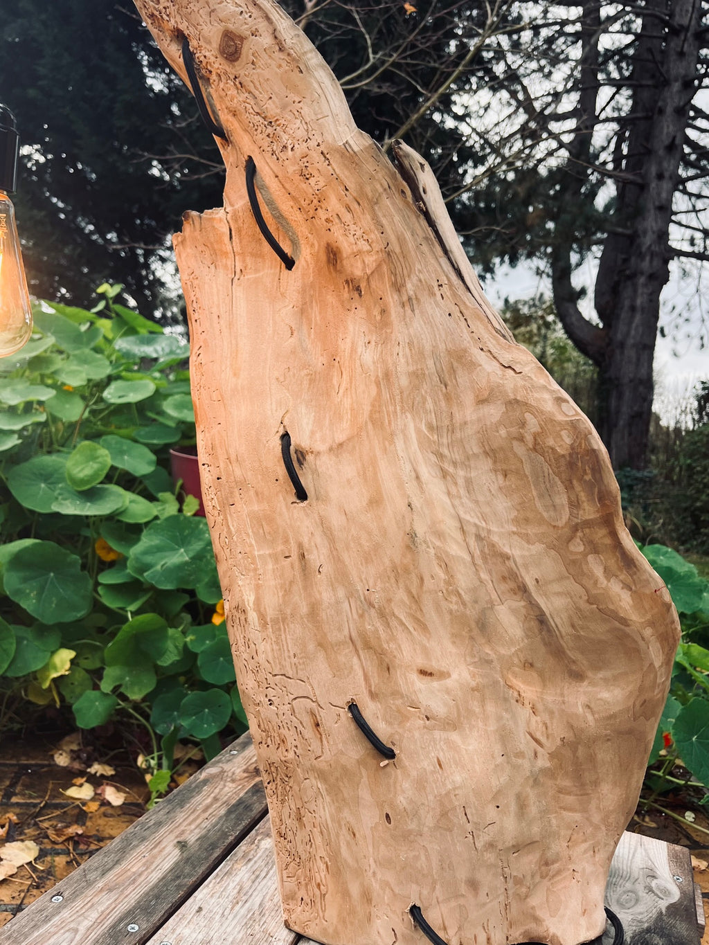 Lampe en bois – Sculpture lumineuse artisanale – Lampe à poser design unique fait main