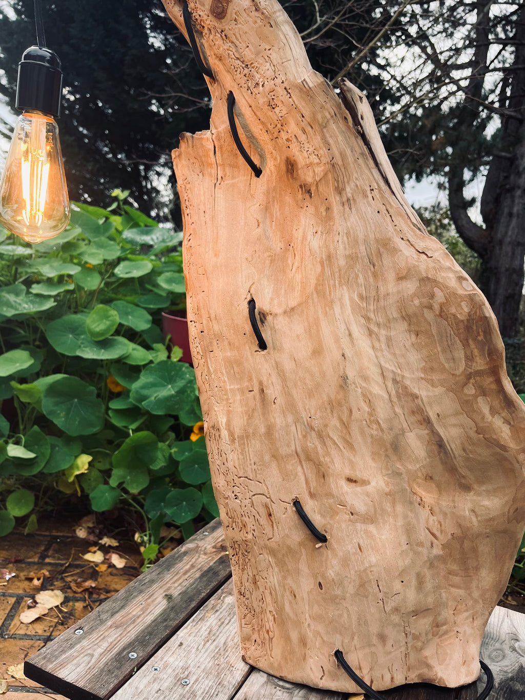 Lampe en bois – Sculpture lumineuse artisanale – Lampe à poser design unique fait main
