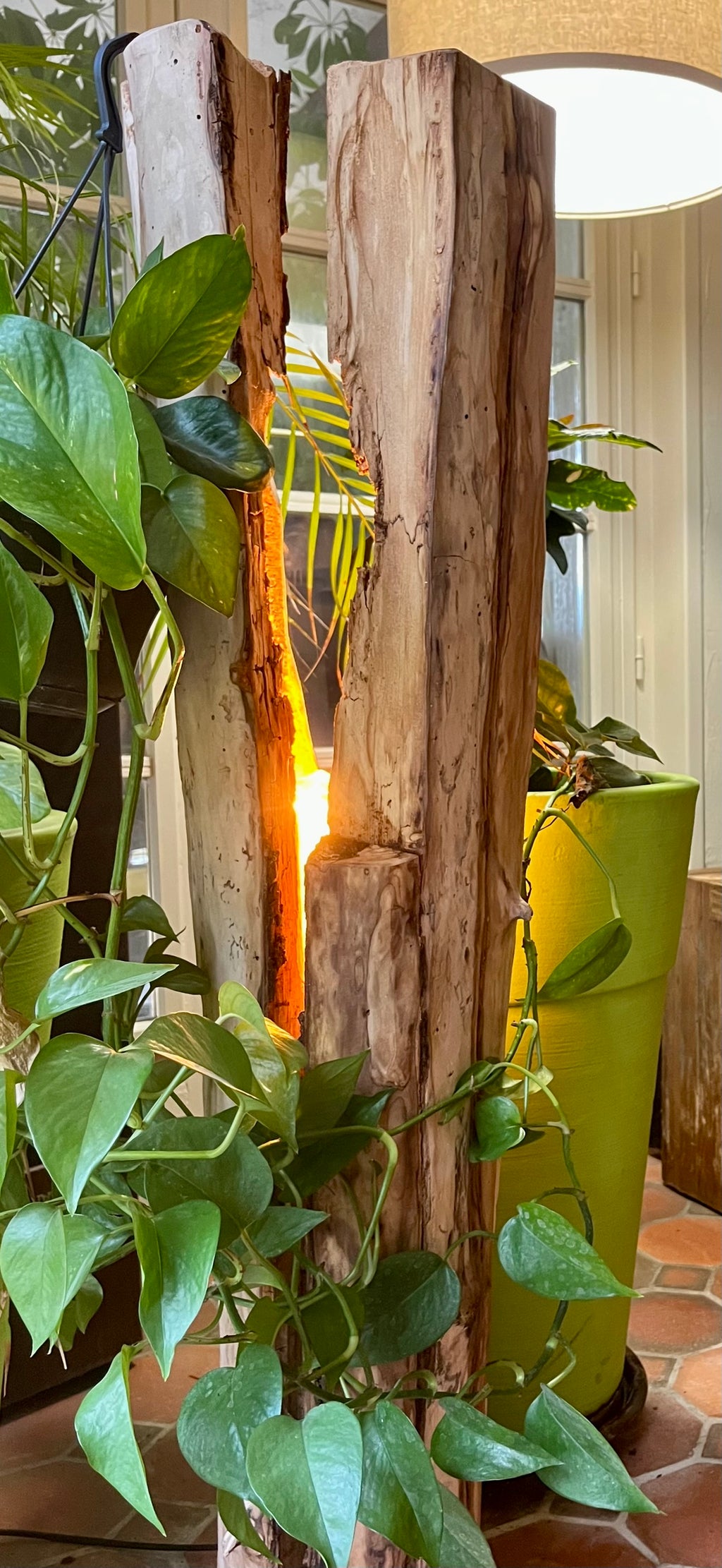 Lampe en bois flotté totem – Luminaire sculptural artisanal – Grande lampe à poser pièce unique