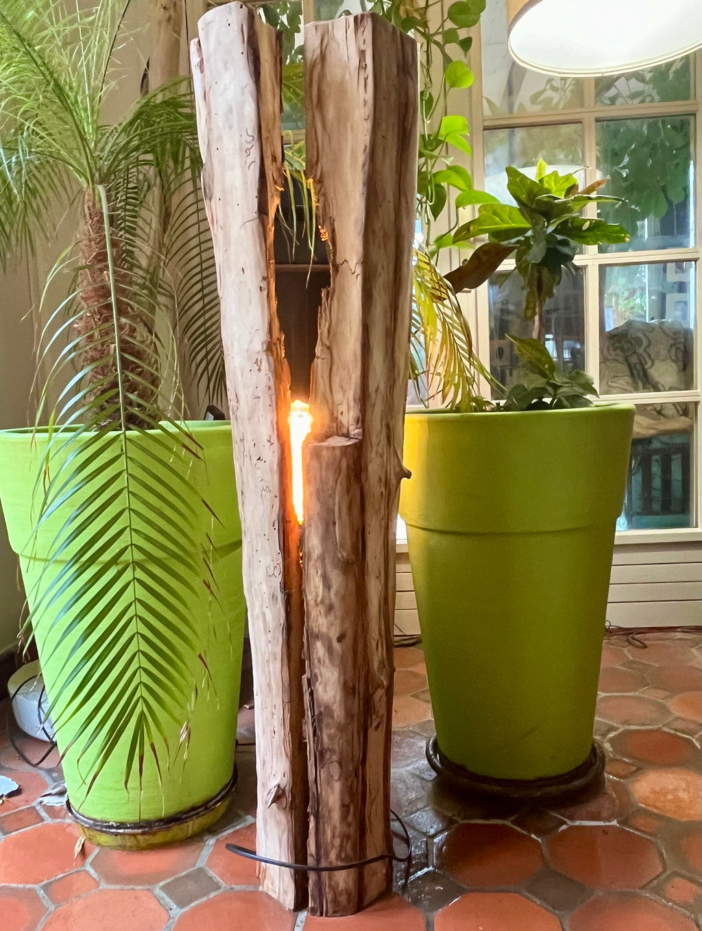 Lampe en bois flotté totem – Luminaire sculptural artisanal – Grande lampe à poser pièce unique