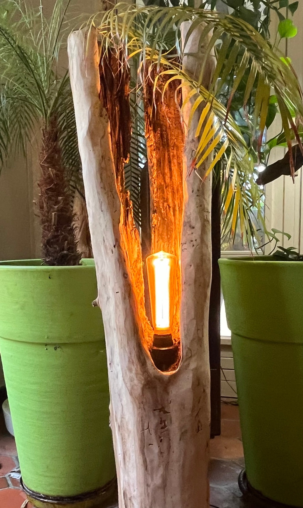 Lampe en bois flotté totem – Luminaire sculptural artisanal – Grande lampe à poser pièce unique