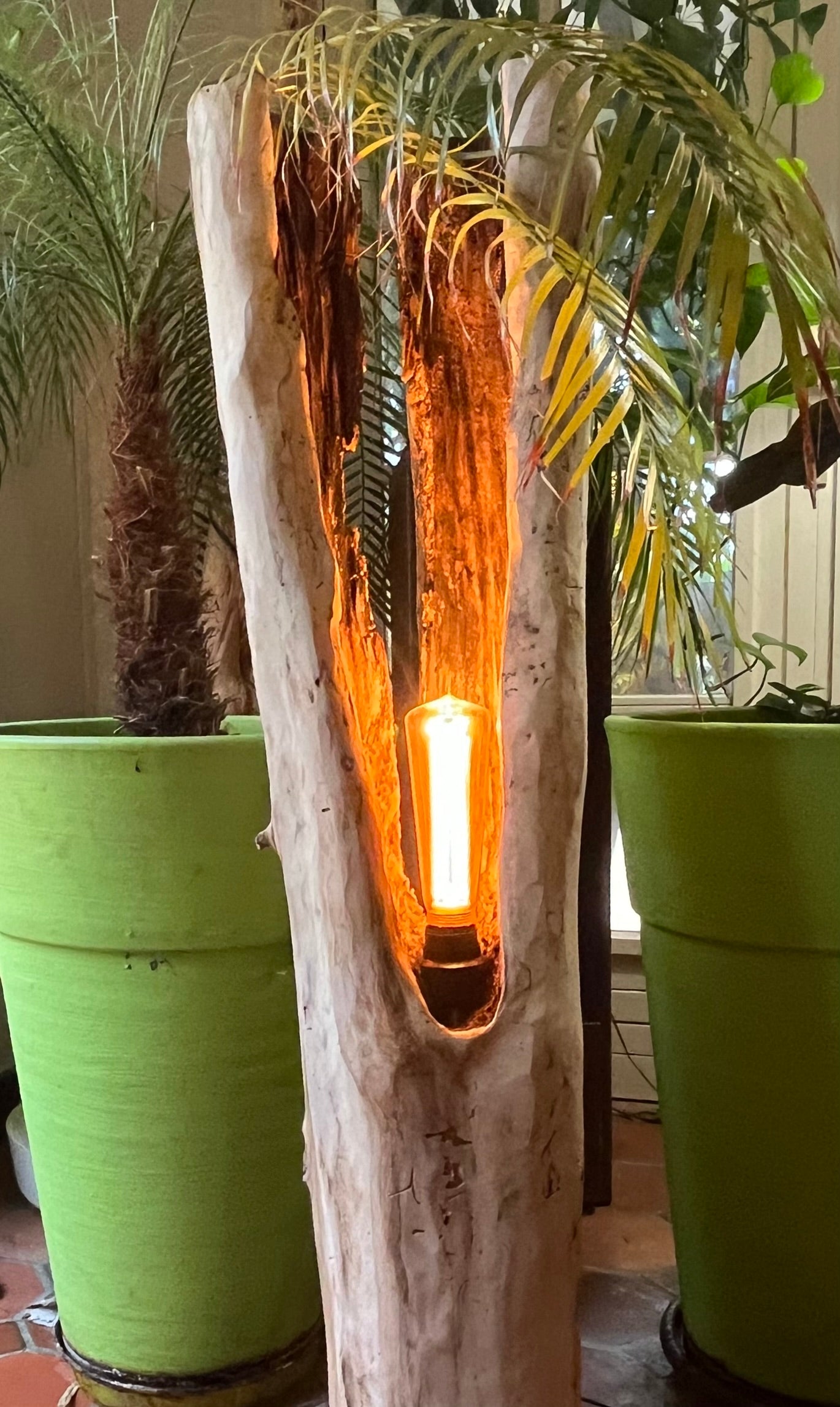 Lampe en bois flotté totem – Luminaire sculptural artisanal – Grande lampe à poser pièce unique