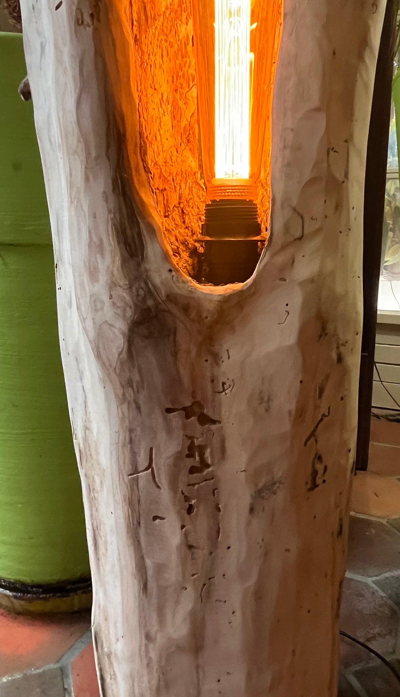 Lampe en bois flotté totem – Luminaire sculptural artisanal – Grande lampe à poser pièce unique