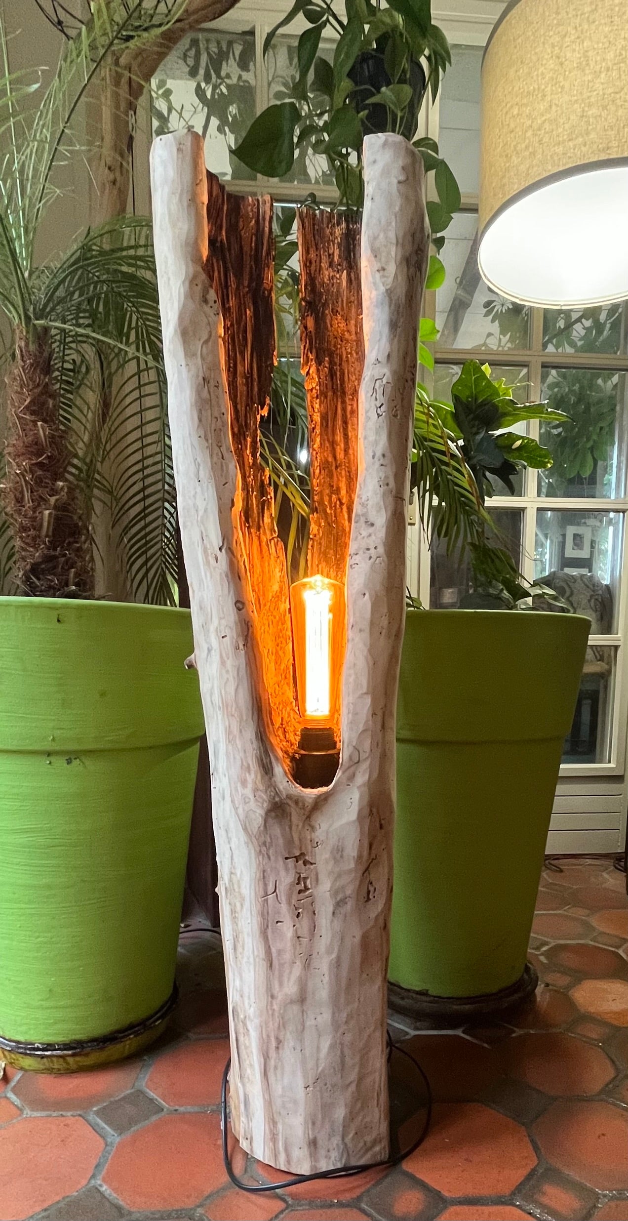 Lampe en bois flotté totem – Luminaire sculptural artisanal – Grande lampe à poser pièce unique