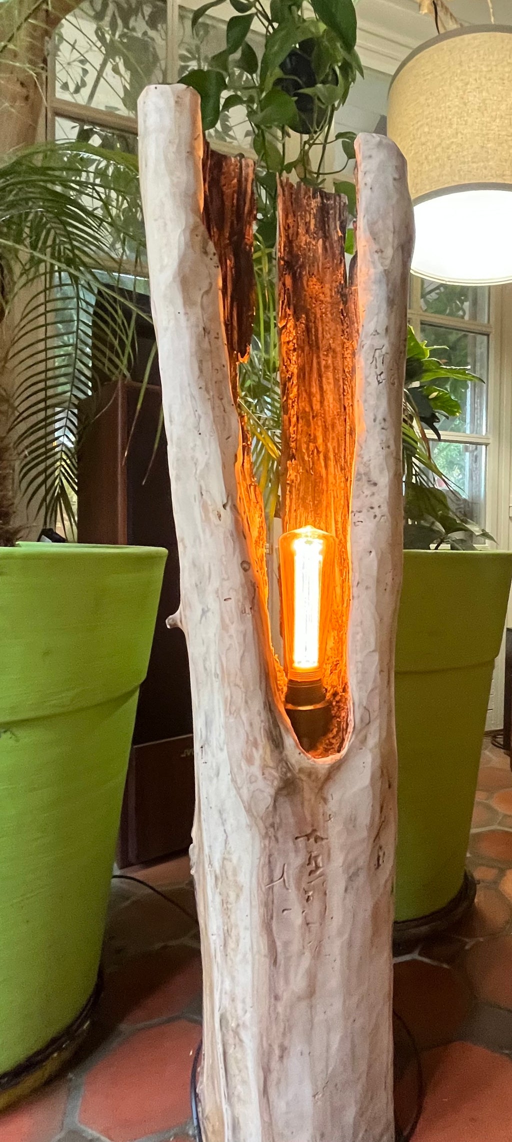 Lampe en bois flotté totem – Luminaire sculptural artisanal – Grande lampe à poser pièce unique