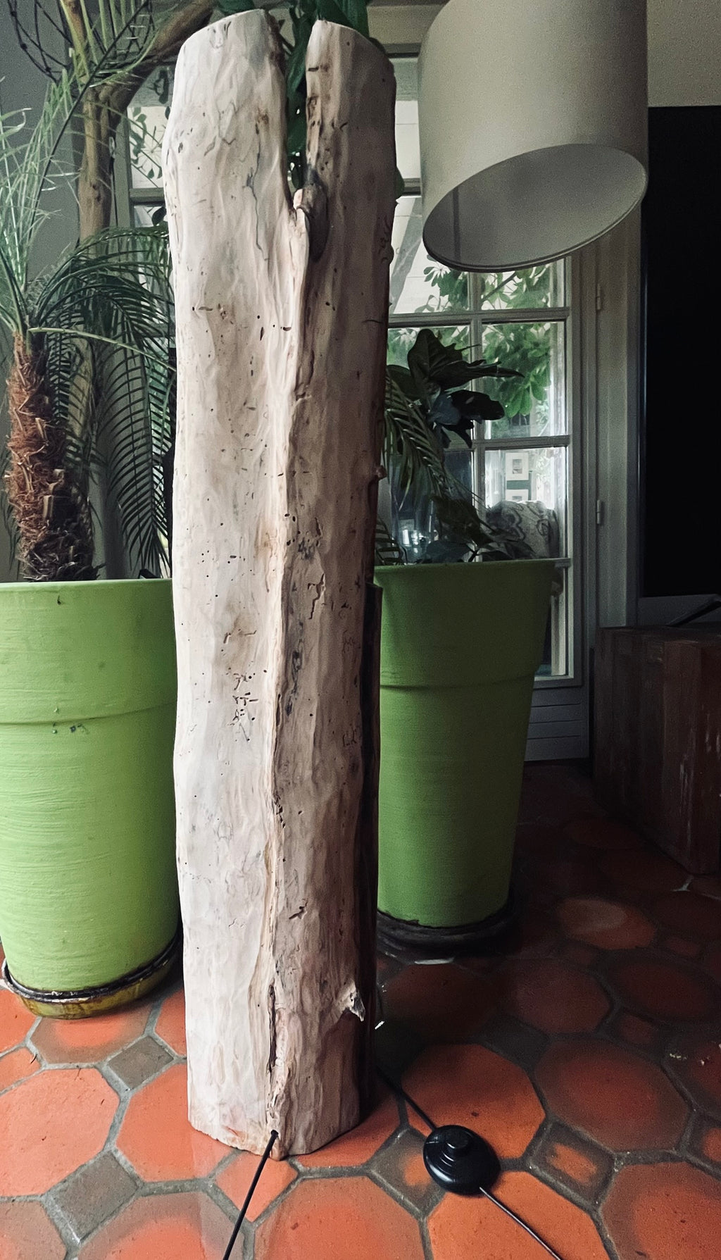 Lampe en bois flotté totem – Luminaire sculptural artisanal – Grande lampe à poser pièce unique