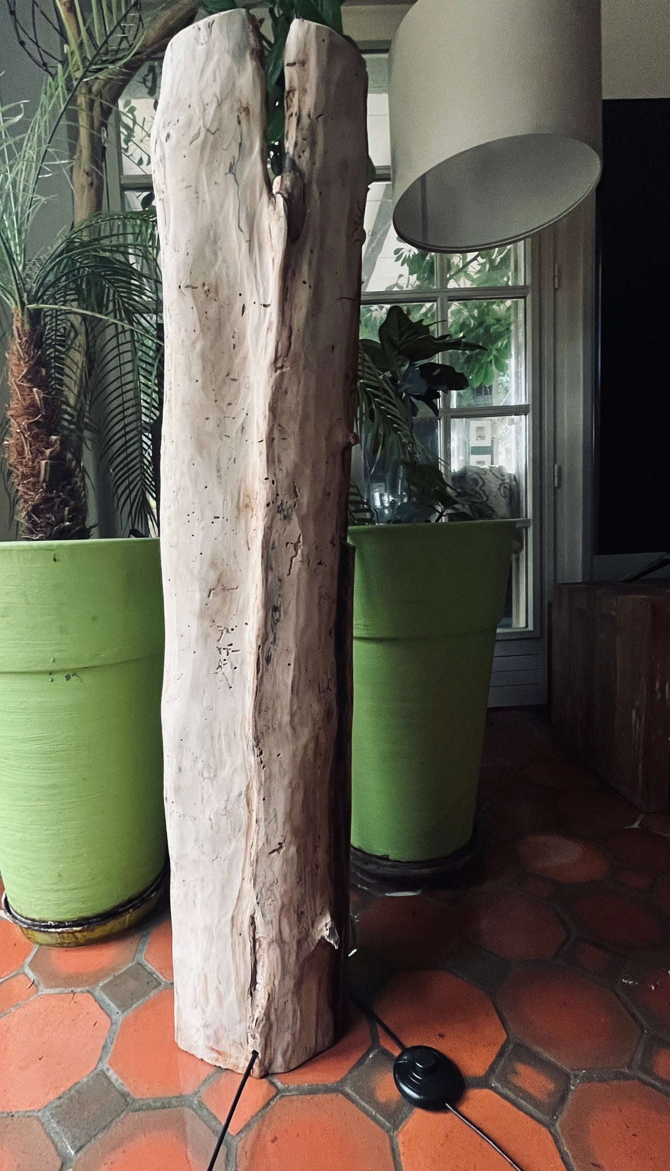 Lampe en bois flotté totem – Luminaire sculptural artisanal – Grande lampe à poser pièce unique