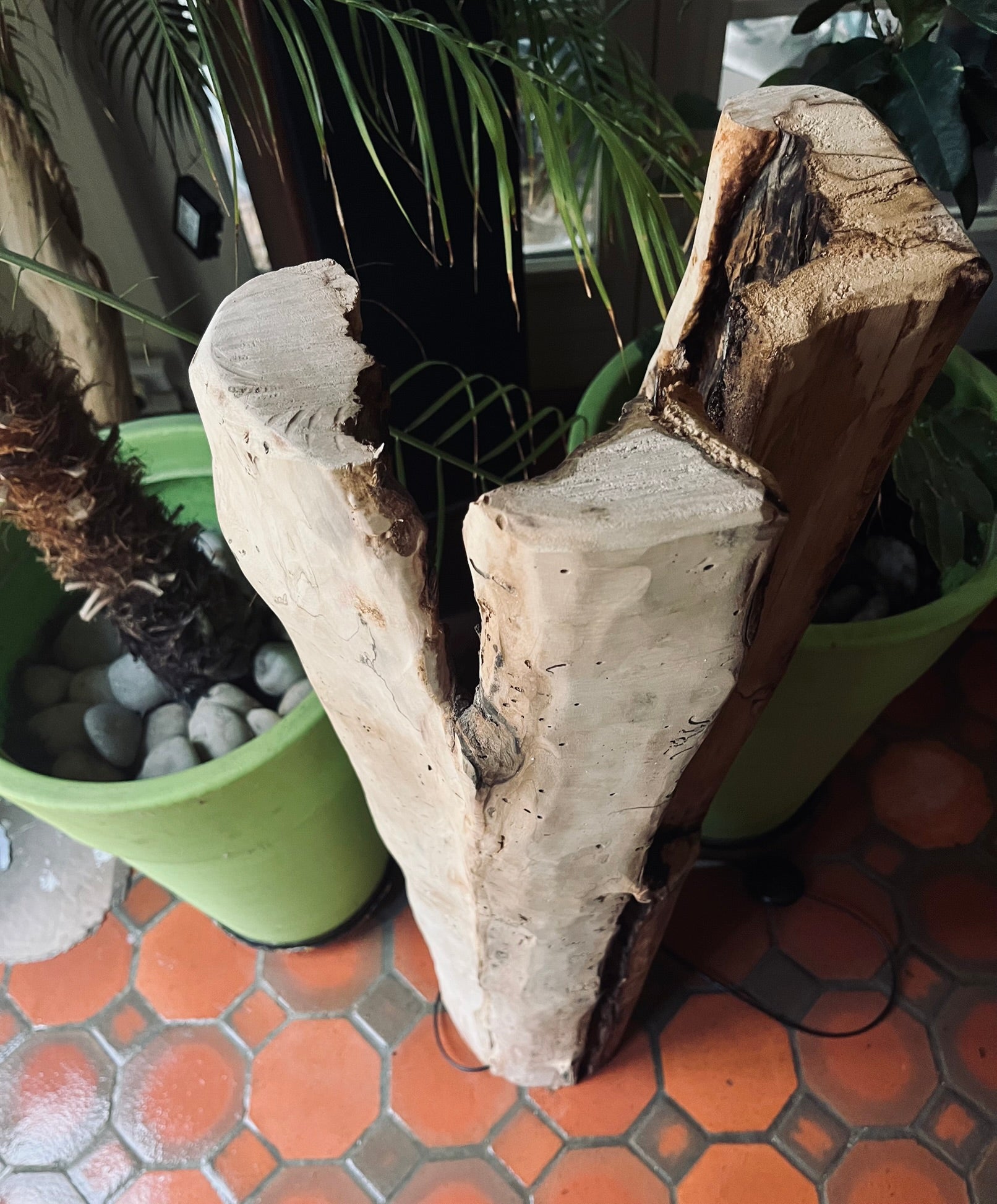 Lampe en bois flotté totem – Luminaire sculptural artisanal – Grande lampe à poser pièce unique