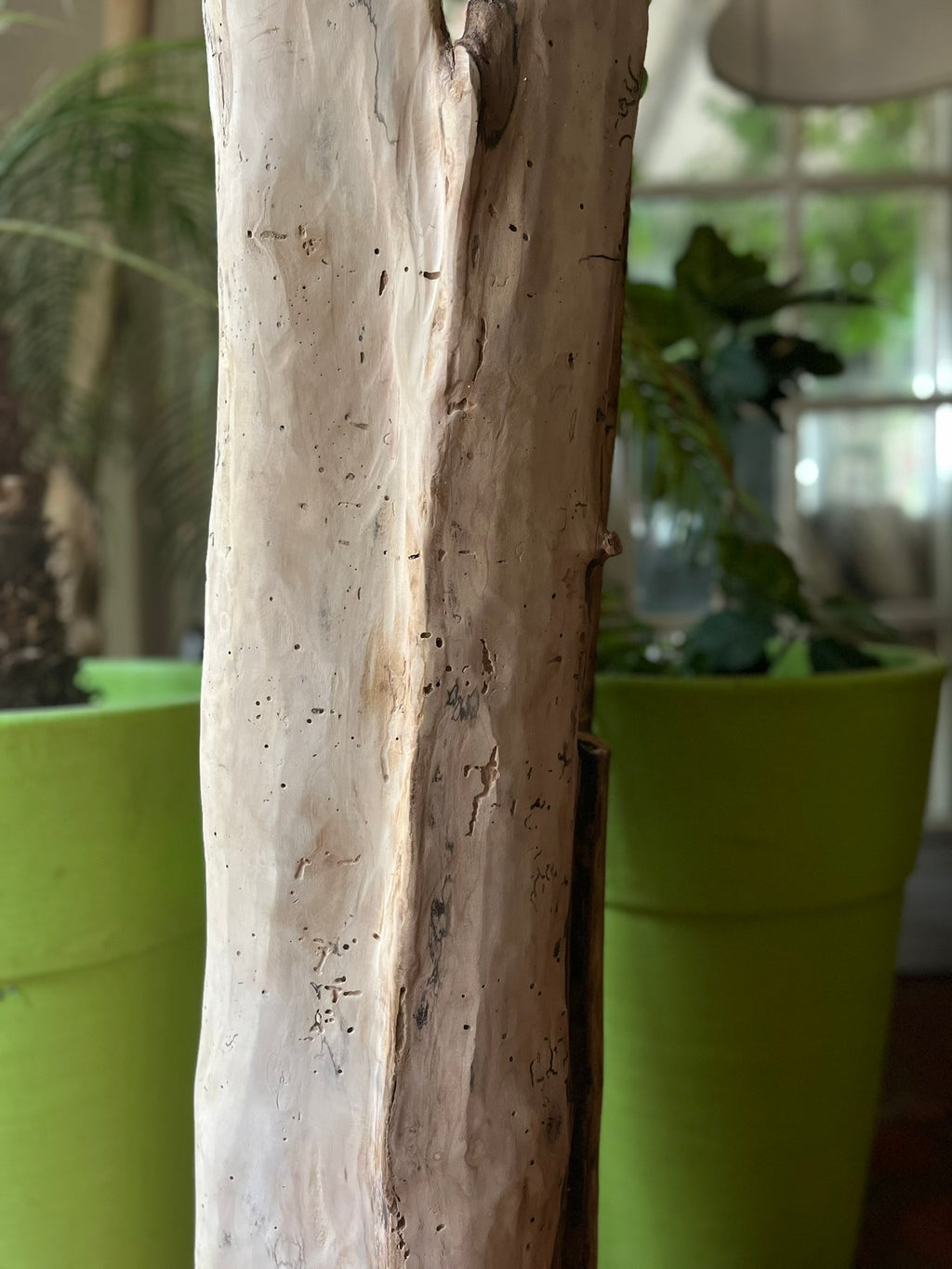 Lampe en bois flotté totem – Luminaire sculptural artisanal – Grande lampe à poser pièce unique