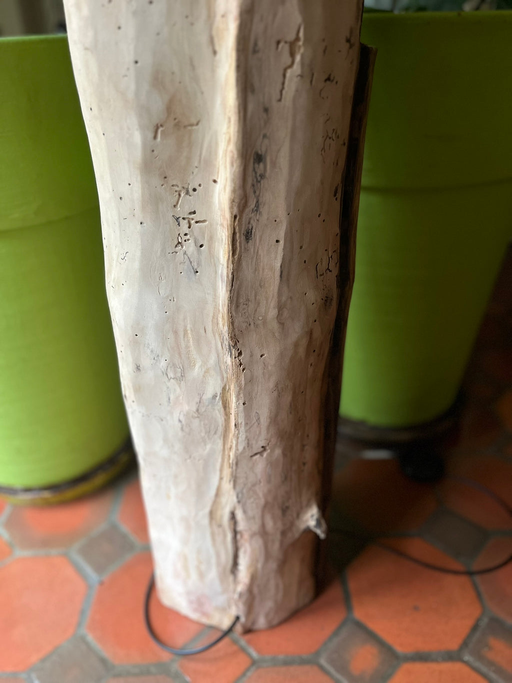 Lampe en bois flotté totem – Luminaire sculptural artisanal – Grande lampe à poser pièce unique