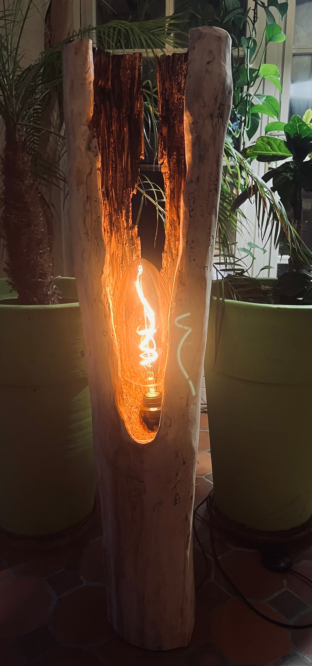 Lampe en bois flotté totem – Luminaire sculptural artisanal – Grande lampe à poser pièce unique