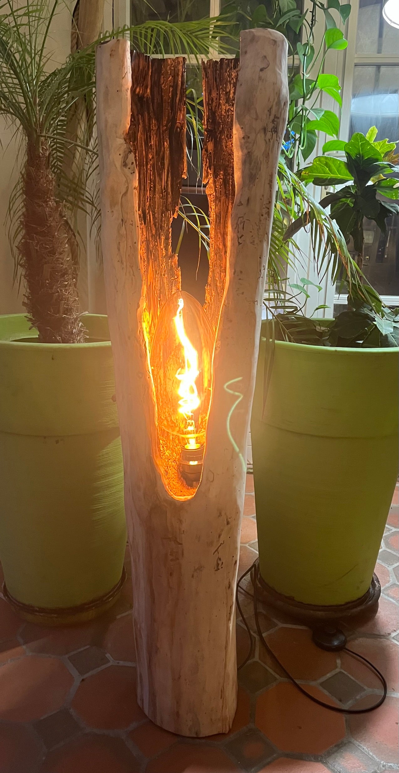 Lampe en bois flotté totem – Luminaire sculptural artisanal – Grande lampe à poser pièce unique