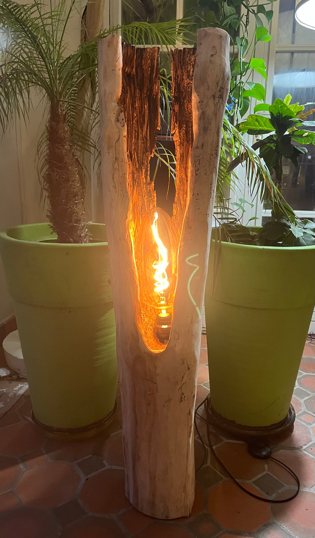 Lampe en bois flotté totem – Luminaire sculptural artisanal – Grande lampe à poser pièce unique