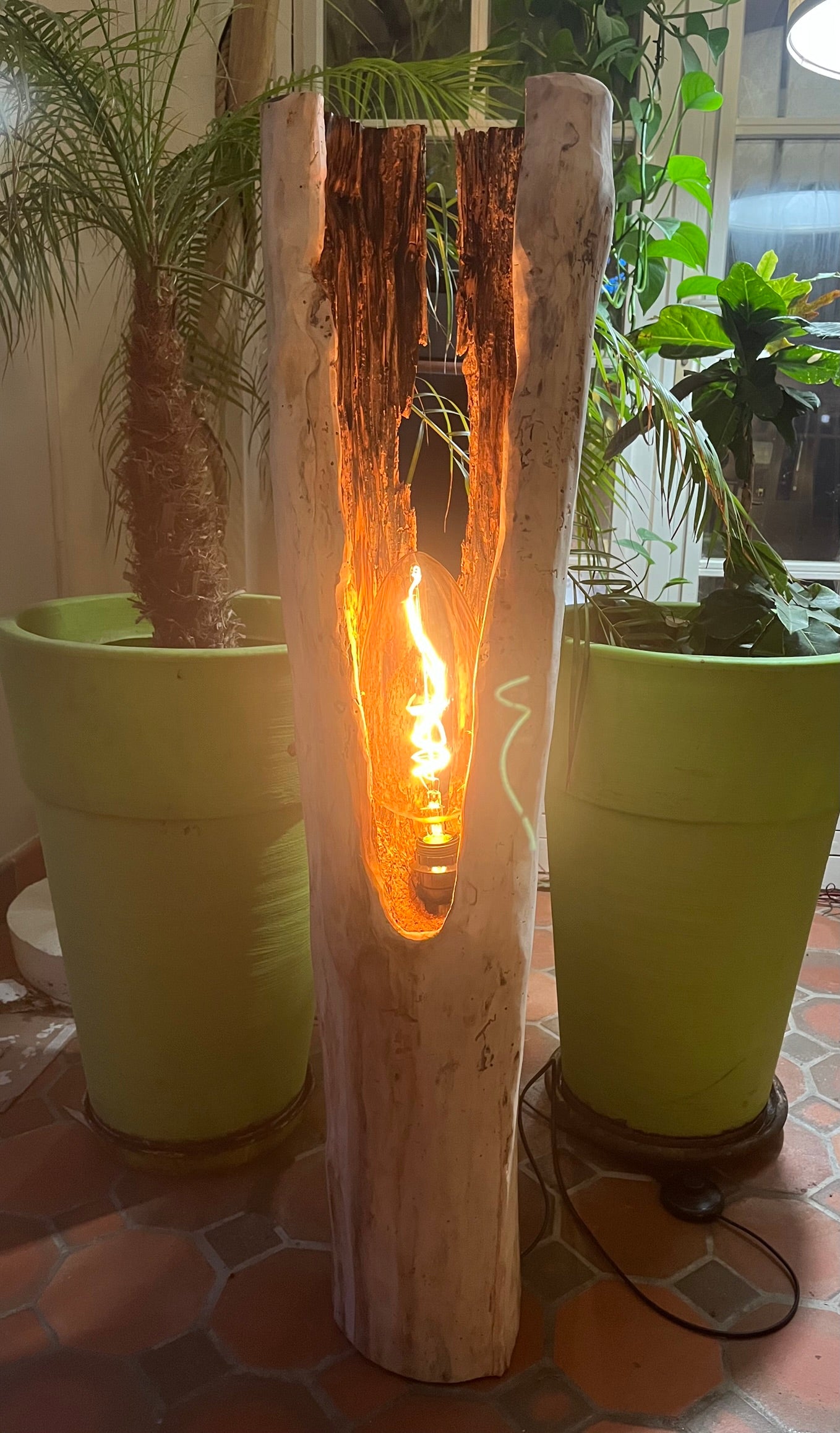 Lampe en bois flotté totem – Luminaire sculptural artisanal – Grande lampe à poser pièce unique