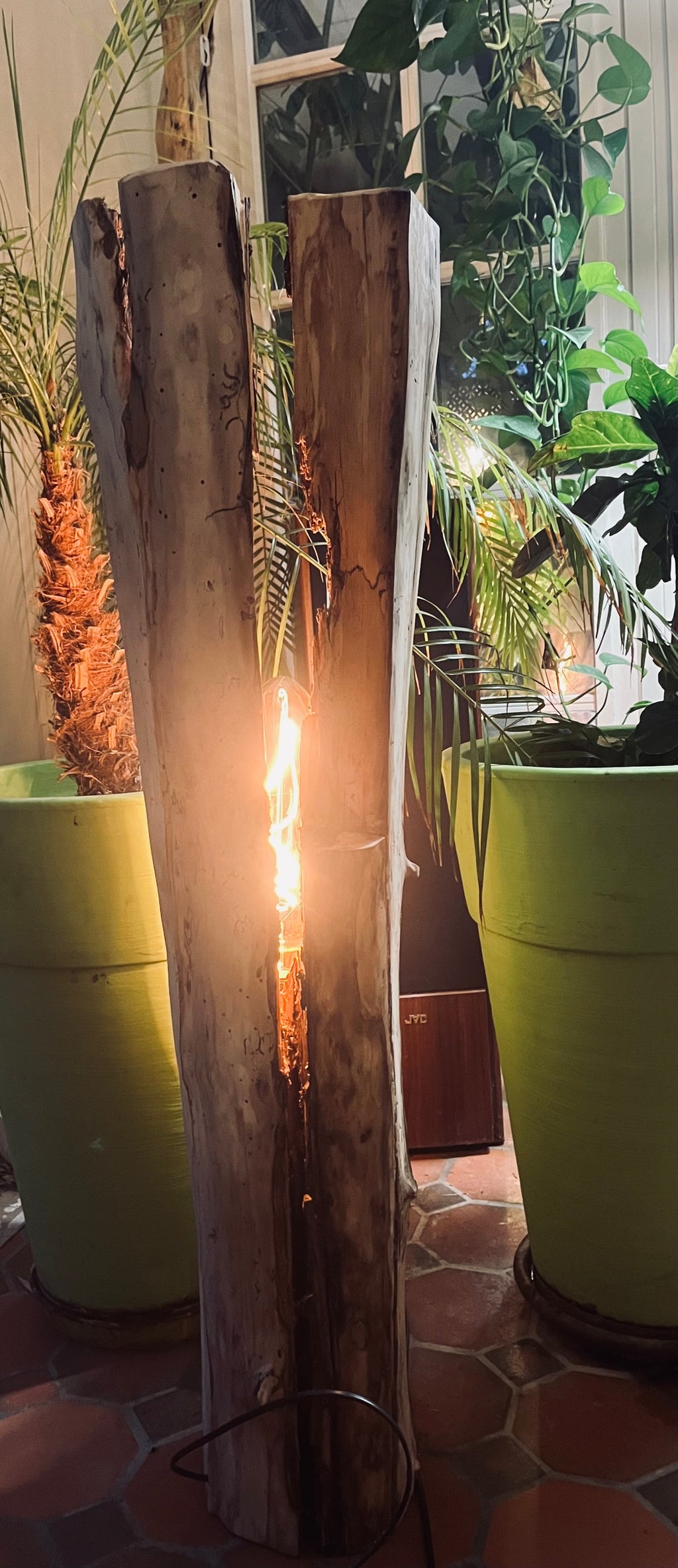 Lampe en bois flotté totem – Luminaire sculptural artisanal – Grande lampe à poser pièce unique