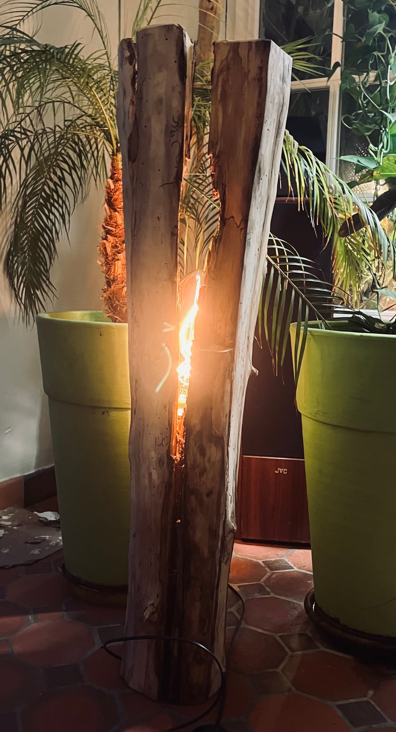 Lampe en bois flotté totem – Luminaire sculptural artisanal – Grande lampe à poser pièce unique