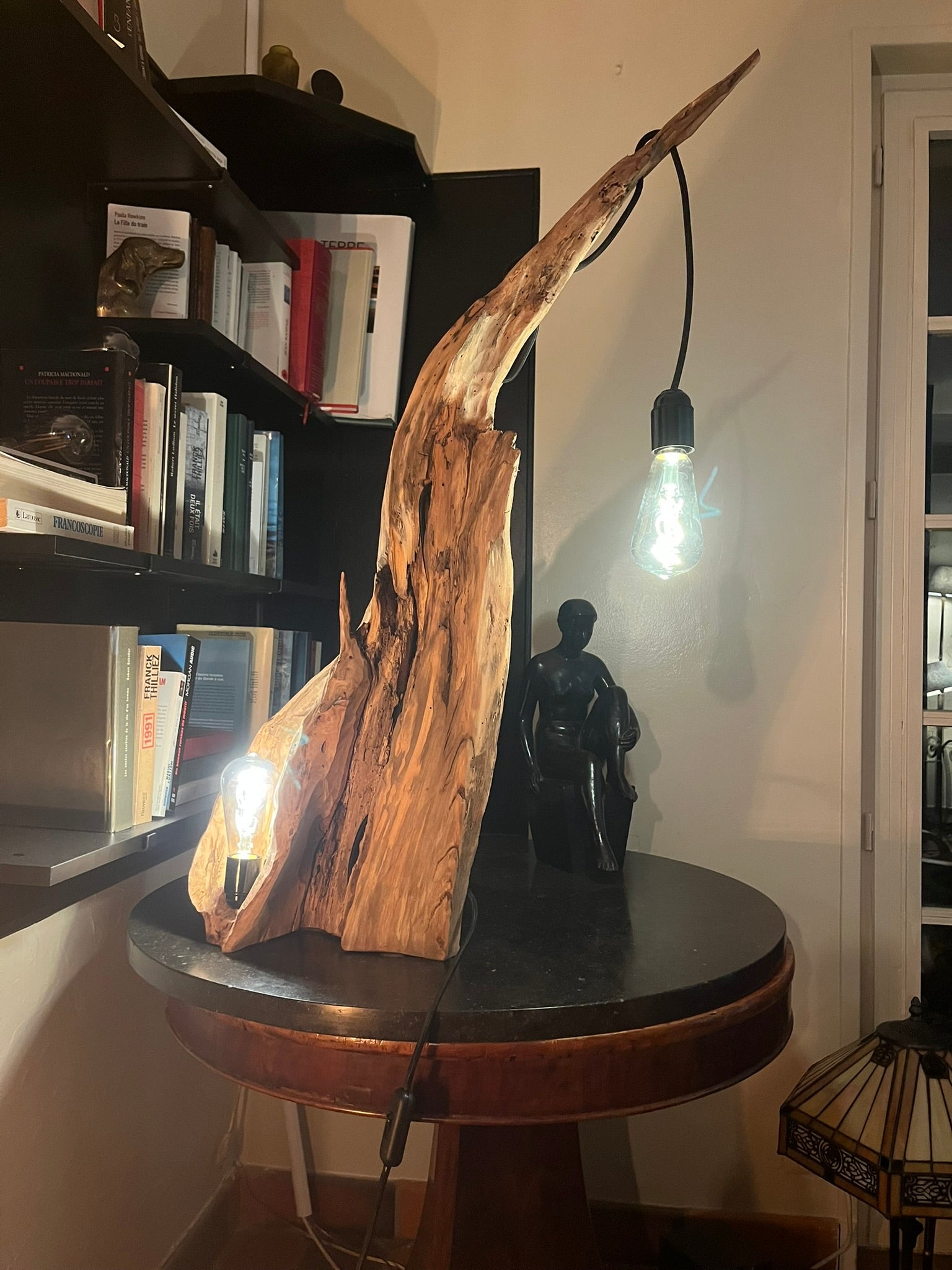 Lampe en bois – Sculpture lumineuse artisanale – Lampe à poser design unique fait main