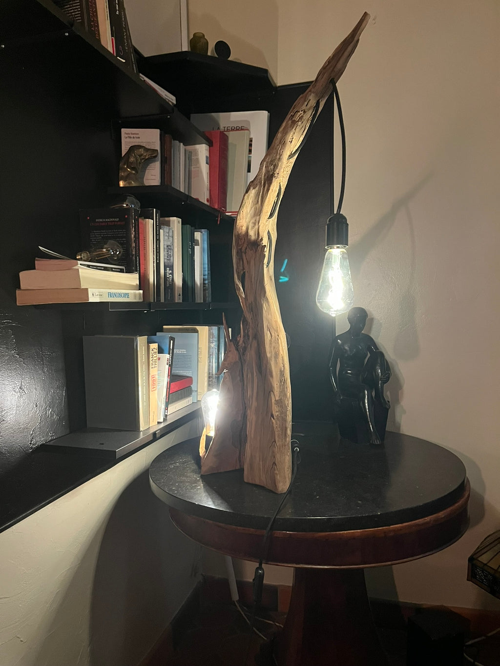 Lampe en bois – Sculpture lumineuse artisanale – Lampe à poser design unique fait main