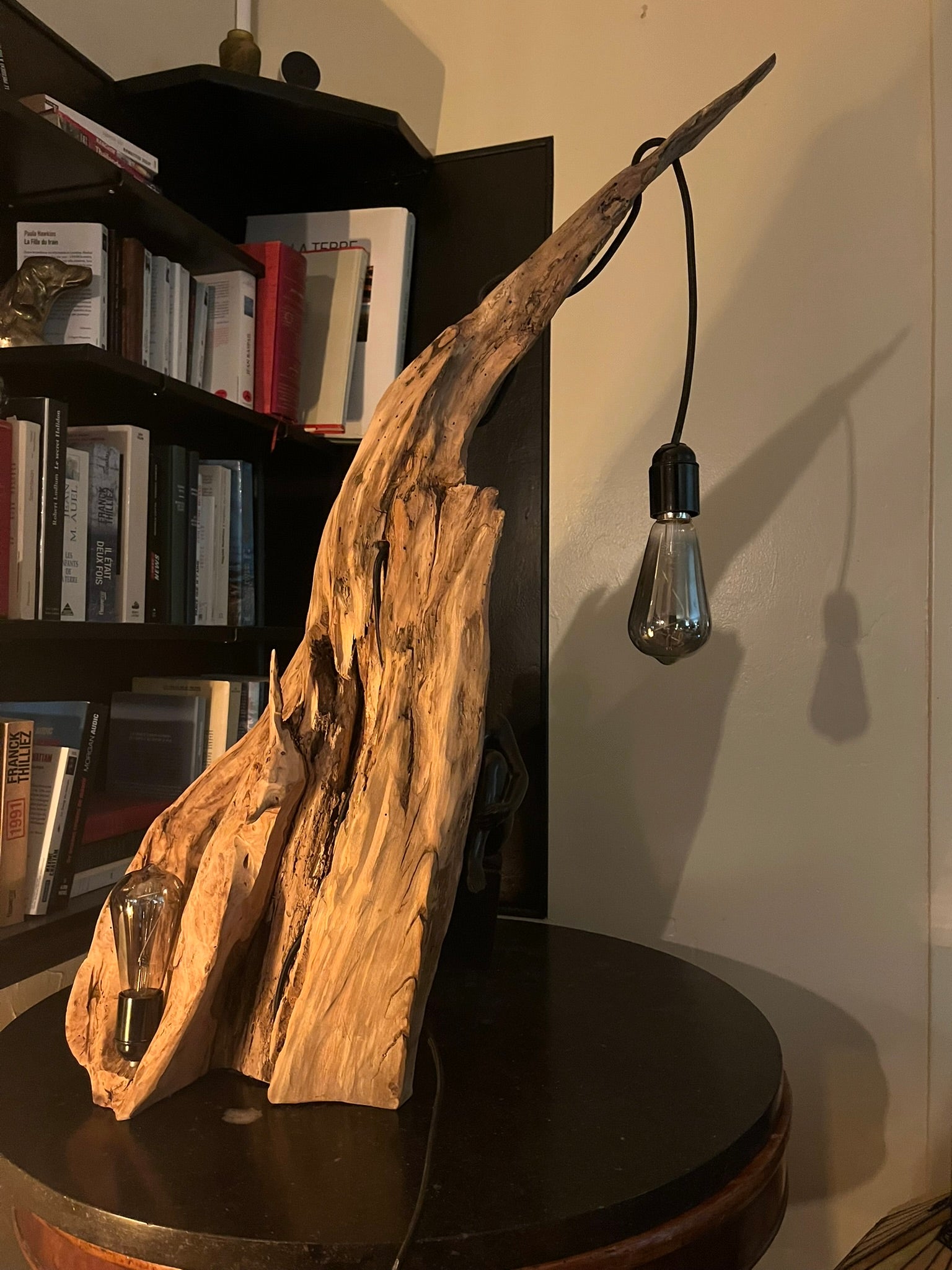 Lampe en bois – Sculpture lumineuse artisanale – Lampe à poser design unique fait main