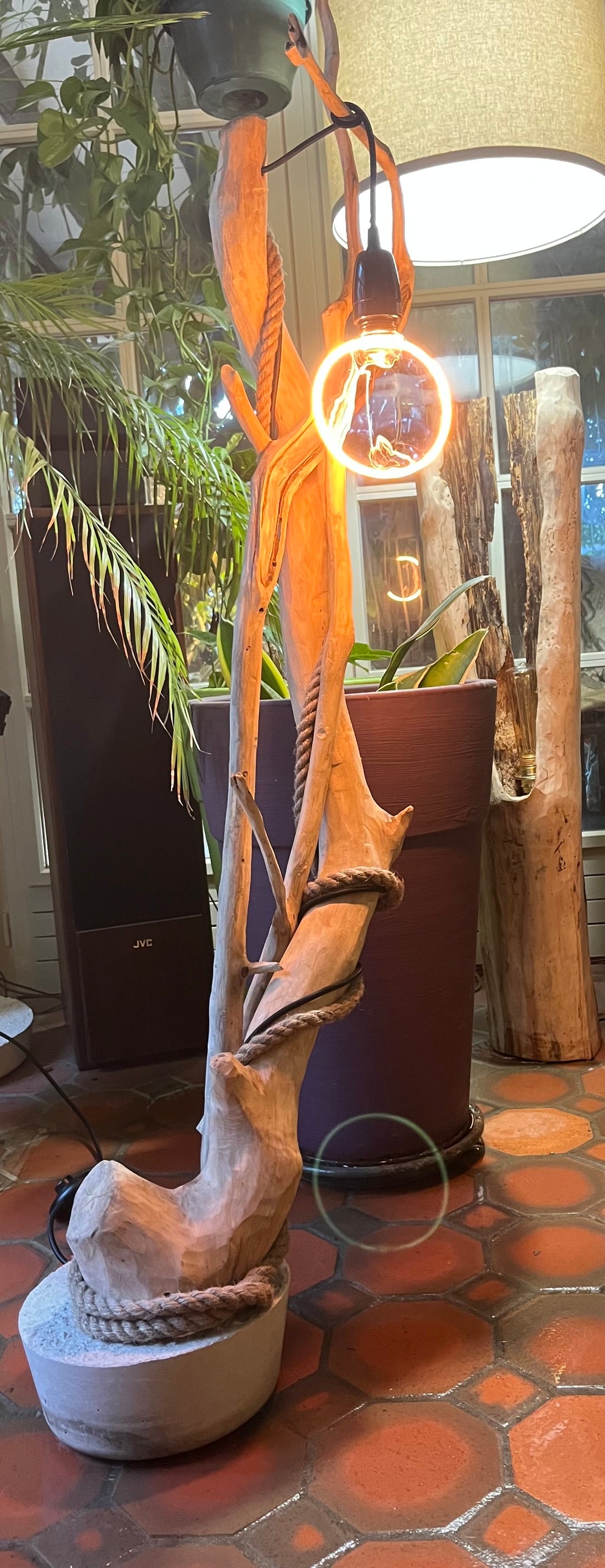 Lampadaire en bois – Lampe sur pied artisanale – Luminaire naturel design