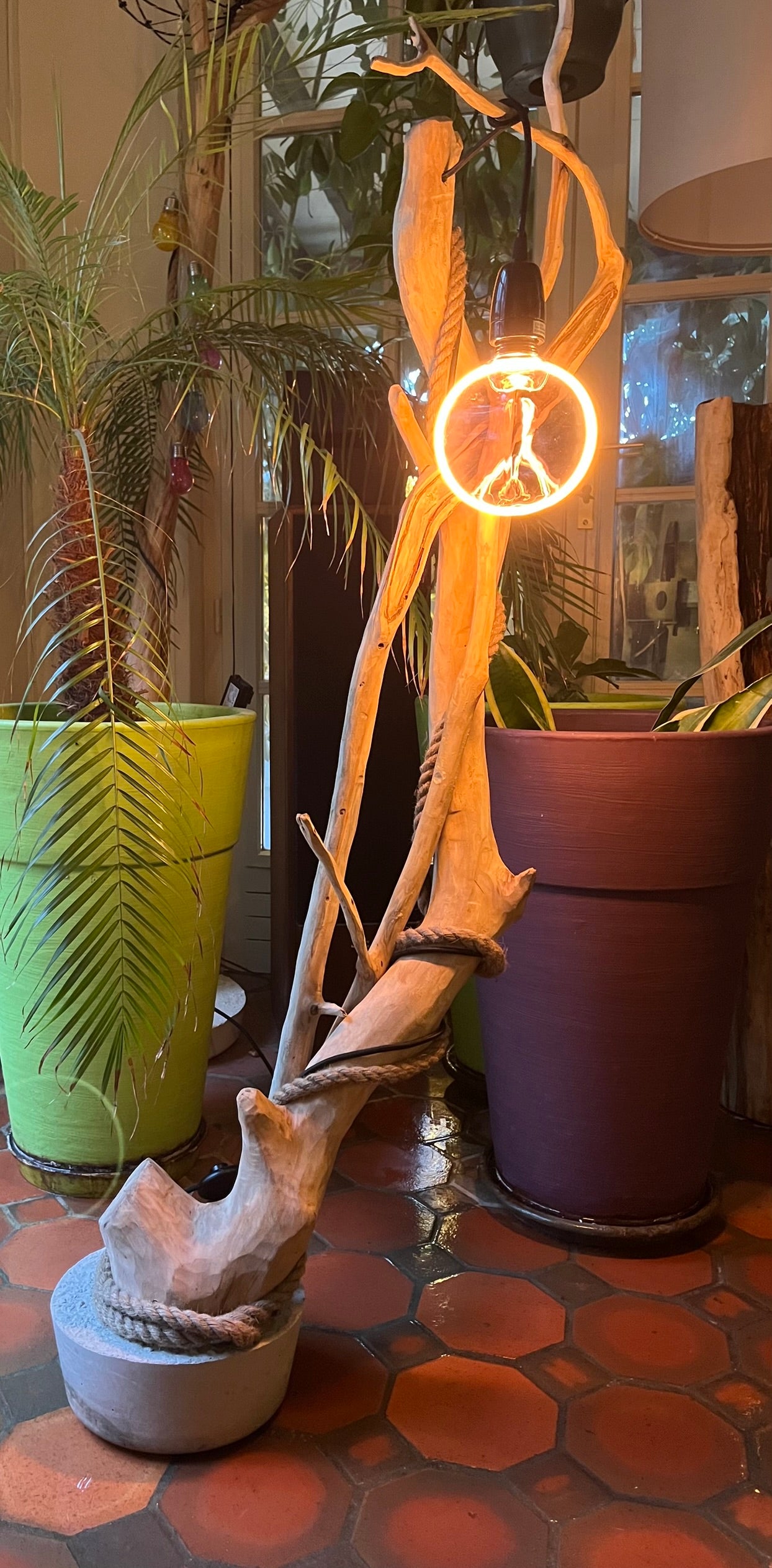 Lampadaire en bois – Lampe sur pied artisanale – Luminaire naturel design