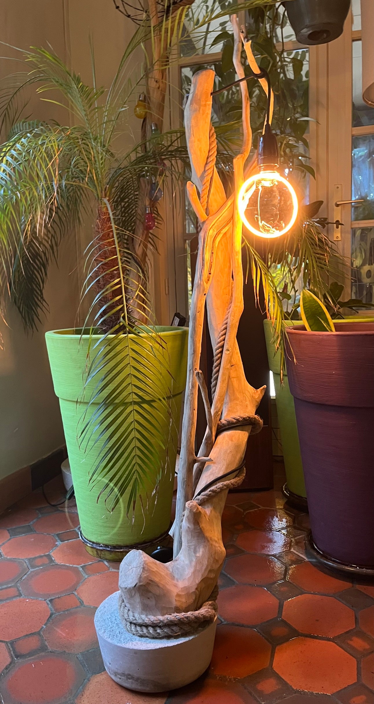 Lampadaire en bois – Lampe sur pied artisanale – Luminaire naturel design