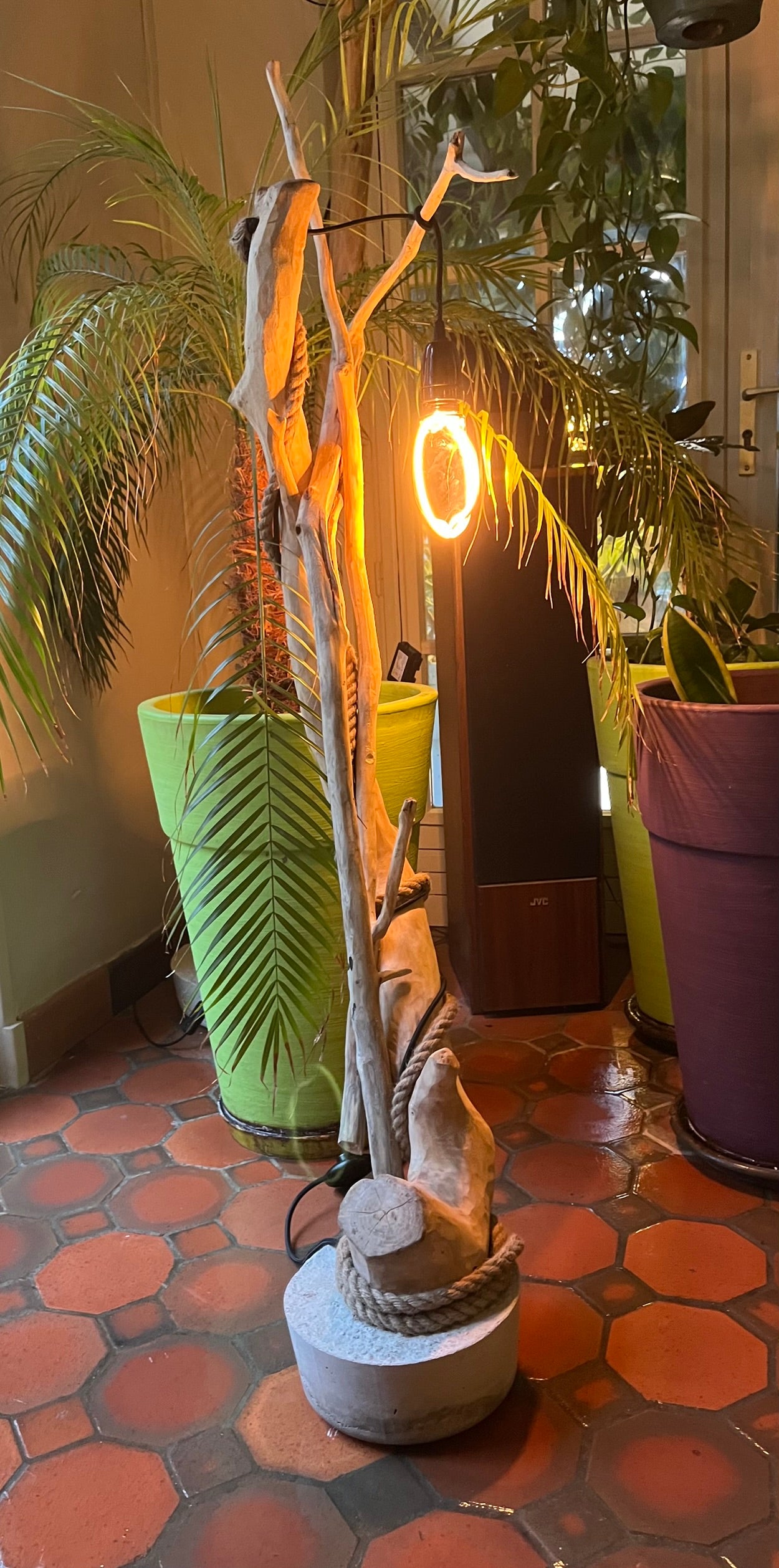 Lampadaire en bois – Lampe sur pied artisanale – Luminaire naturel design