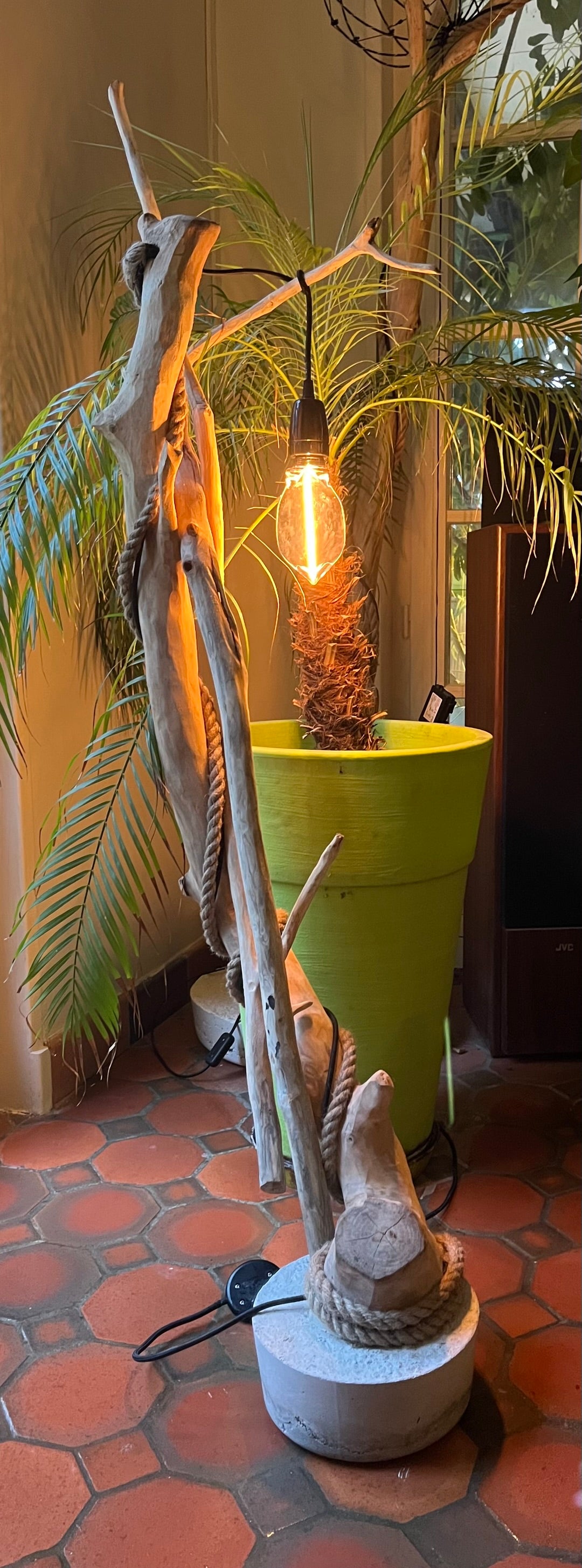 Lampadaire en bois – Lampe sur pied artisanale – Luminaire naturel design