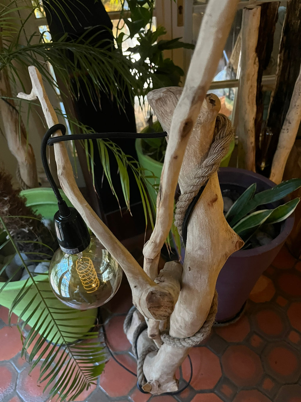 Lampadaire en bois – Lampe sur pied artisanale – Luminaire naturel design