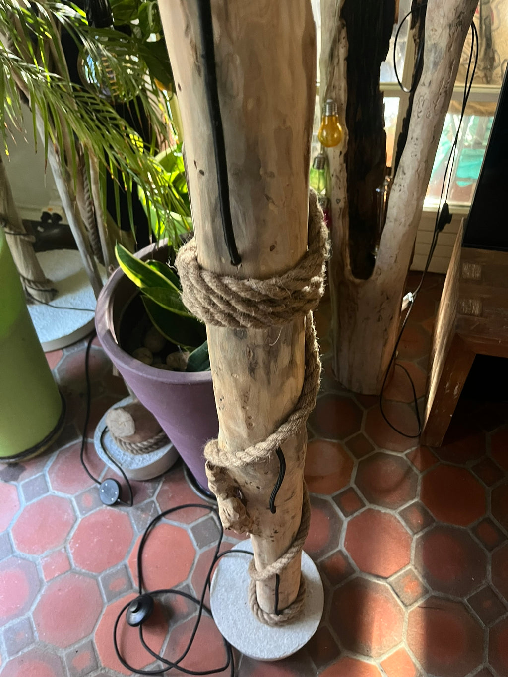 Lampadaire en bois – Lampe sur pied artisanale – Luminaire naturel design