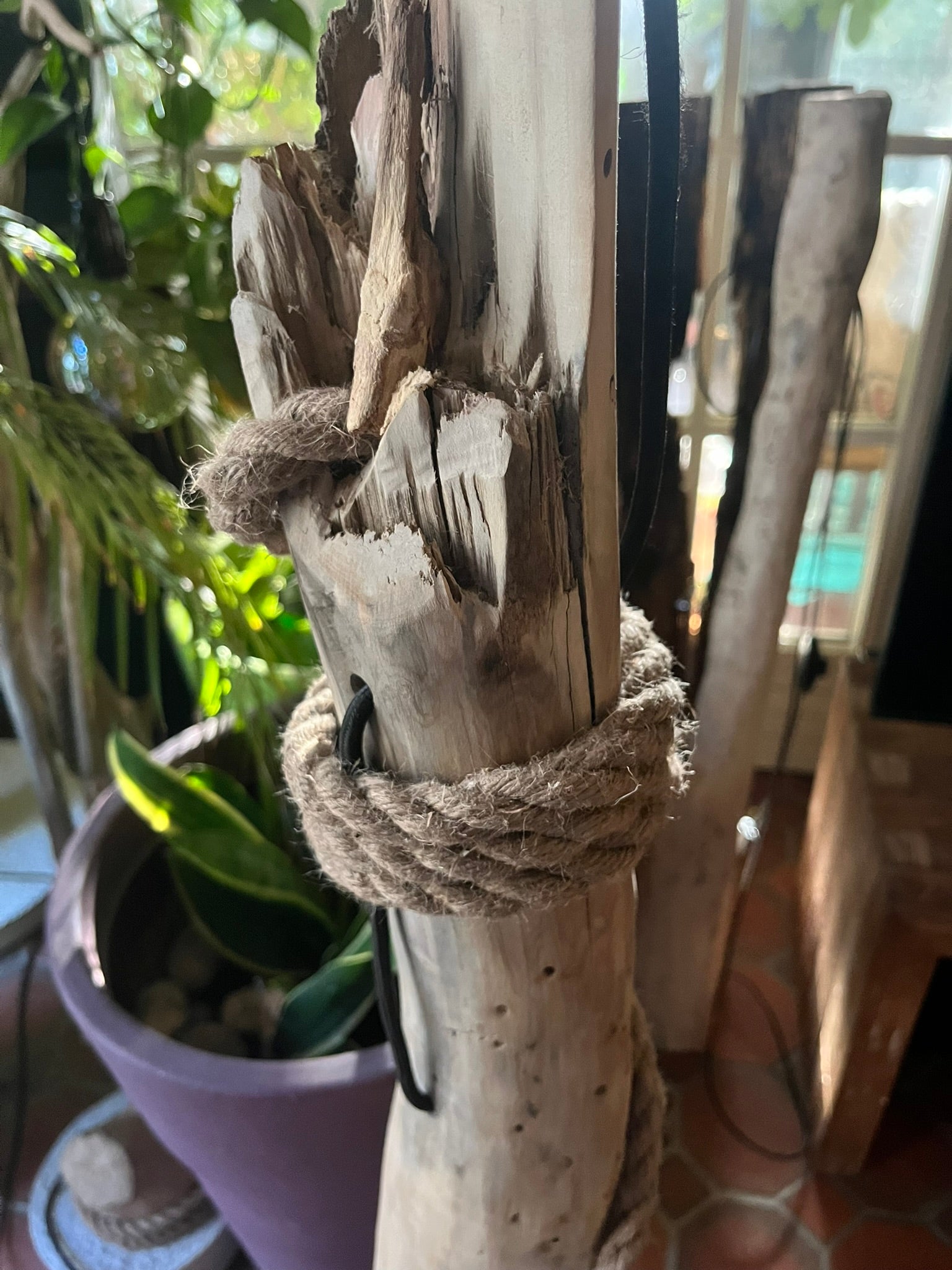 Lampadaire en bois – Lampe sur pied artisanale – Luminaire naturel design