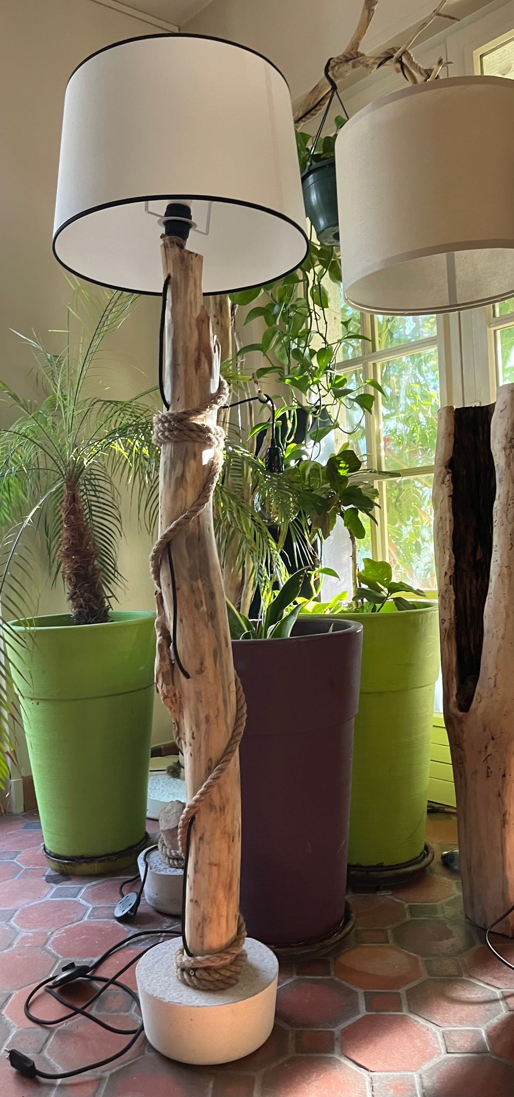 Lampadaire en bois – Lampe sur pied artisanale – Luminaire naturel design