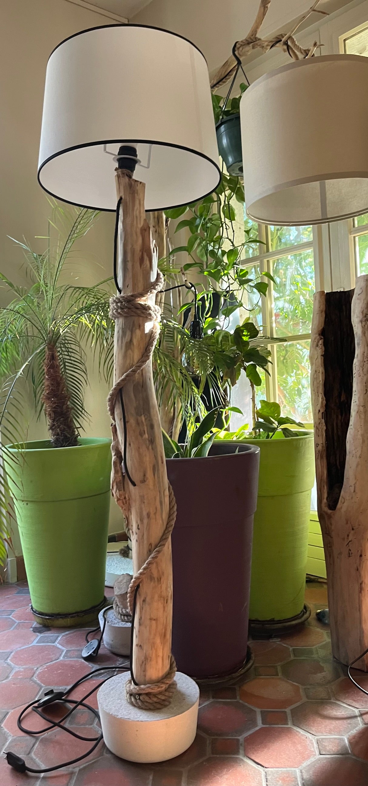 Lampadaire en bois – Lampe sur pied artisanale – Luminaire naturel design